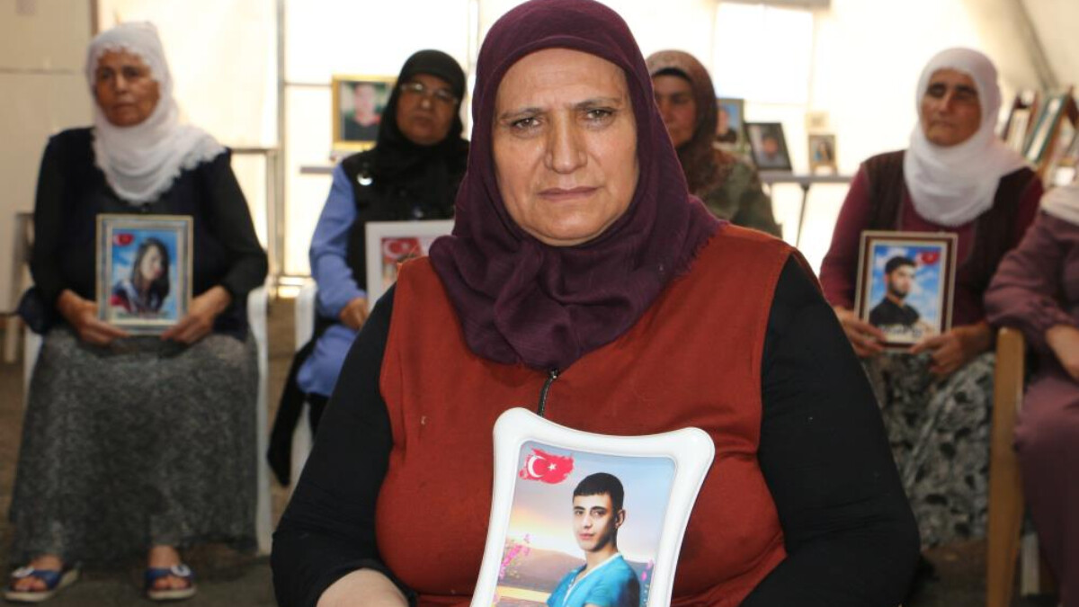 Diyarbakır’da evlat nöbetindeki anne: Oğlumun gençliğini çaldılar