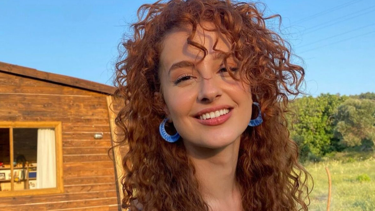 Dönence dizisinin Sera’sı Nazlı Çetin cesur pozlarıyla büyüledi! “Çiçek gibisin”