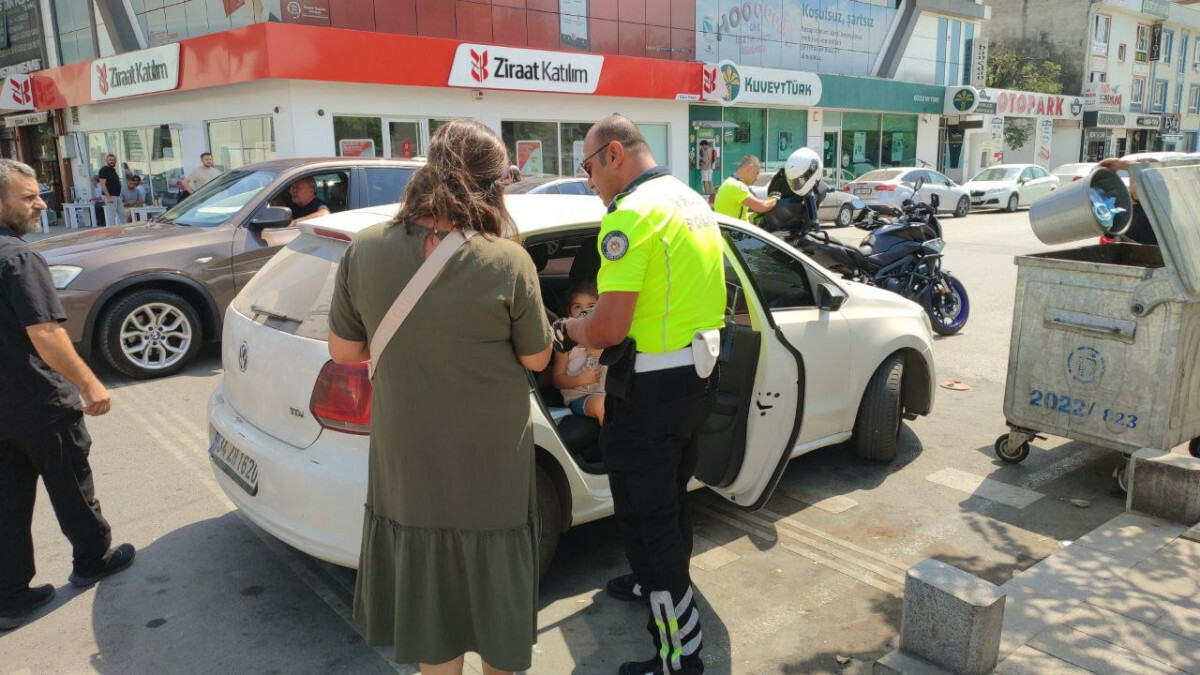 Düzce’de araçta bırakılan 2 çocuğu polis fark etti: Anneye ceza kesildi