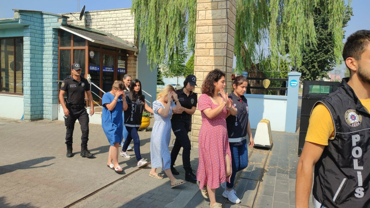 Düzce’de günlük kiralık evlere operasyon! Uyuşturucu ve silahlar yakalandı