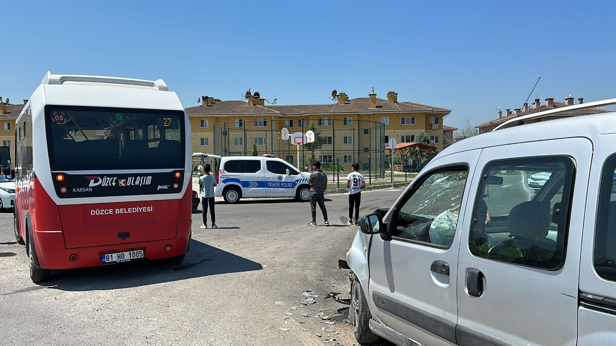 Düzce’de minibüs ve hafif ticari araç birbirine girdi