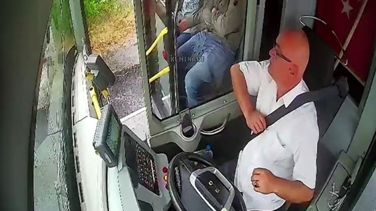 Düzce’de otobüsü durdurup yaşlı kadını karşıya geçirdi