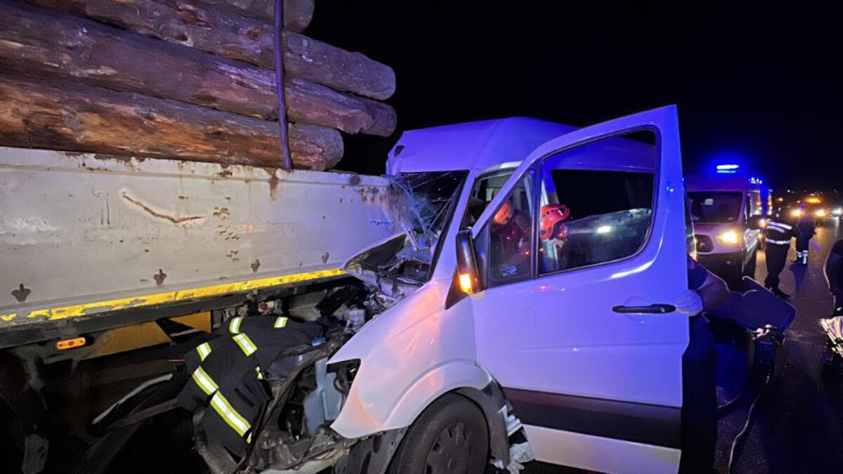 Düzce’de tomruk yüklü tıra minibüs çarptı: 1 ölü 20 yaralı