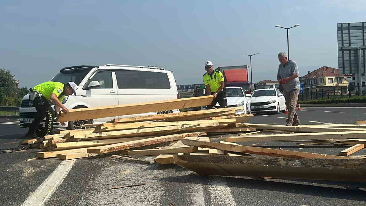 Düzce’de yürekleri ağza getiren kaza! Tırın dorsesindeki keresteler yola saçıldı, imdada polis koştu