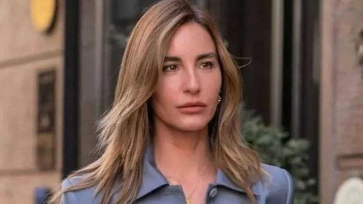 Ece Sükan beyaz bikinisiyle taşların üzerine uzandı!