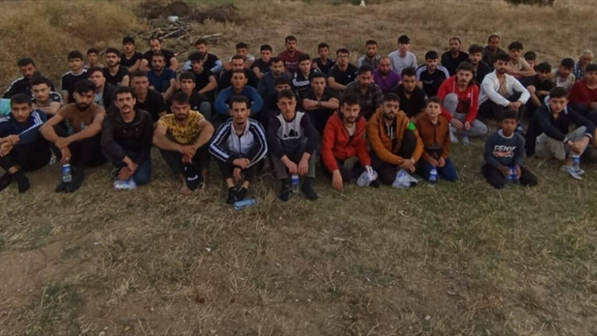 Edirne’de 64 kaçak göçmen Bulgaristan’a geçmeye çalışırken yakalandı
