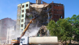 Elazığ’da ağır hasarlı binaların yıkımı devam ediyor