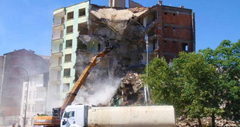 Elazığ’da ağır hasarlı binaların yıkımı devam ediyor