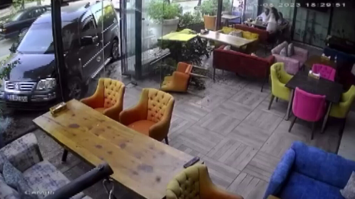 Elazığ’da hafif ticari araç, kafeye girdi