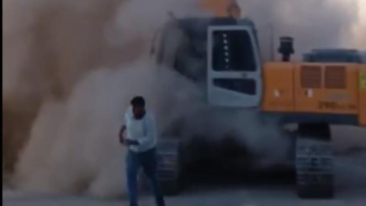 Elazığ’da hasarlı bina, kepçe dokunur dokunmaz yıkıldı: Operatör panikle kaçtı