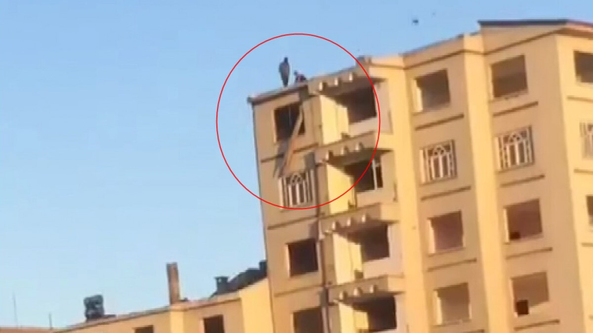 Elazığ’da hasarlı binadan ip sarkıtarak malzeme çalan hırsızlar kamerada