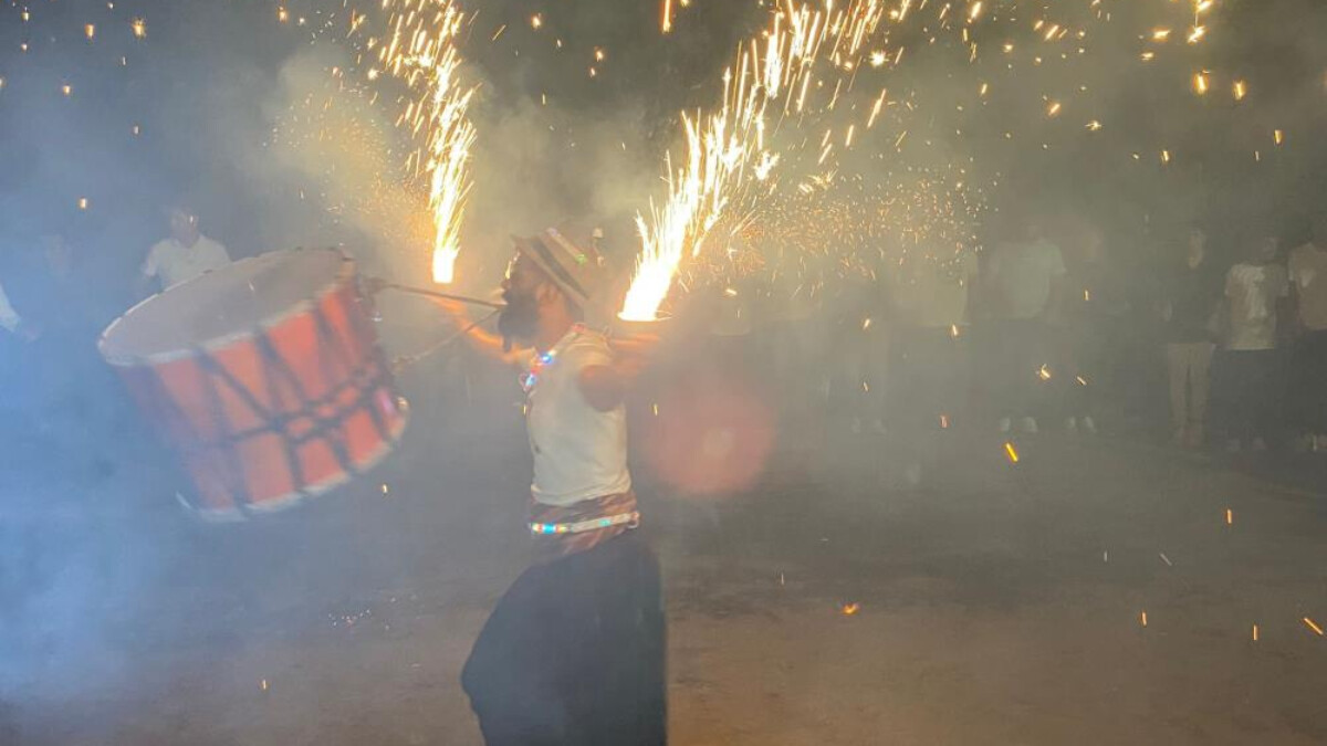Elazığ’da şaşkına çeviren davulcu: Ağzındaki meşale ve ateş çemberiyle şov yaptı