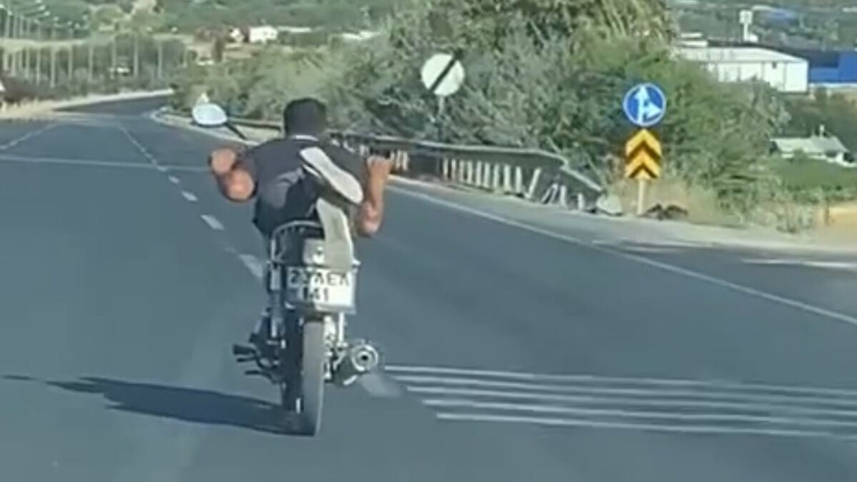 Elazığ’daki motosikletlinin akrobatik hareketi kamerada