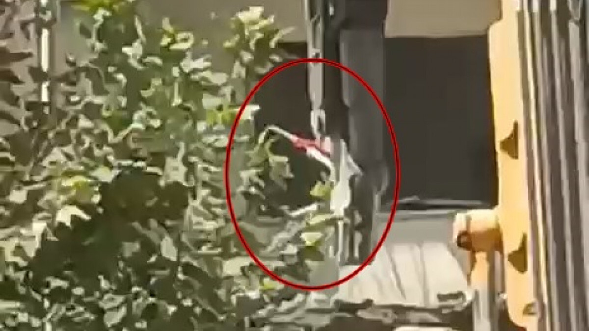 Elazığ’daki yıkımda bayrak hassasiyeti: O anlar duygulandırdı