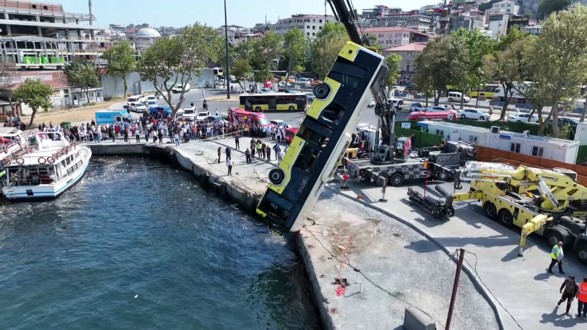 Eminönü’nde denize düşen otobüs kurtarıldı