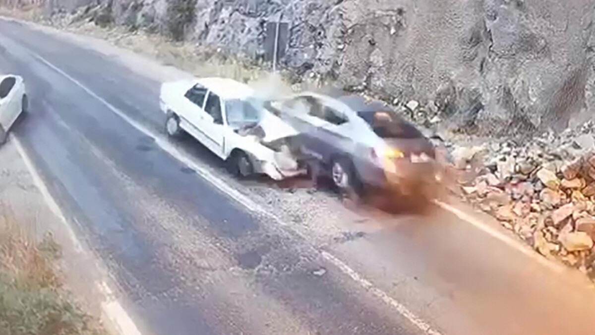 Erzurum’da iki aracın kafa kafaya çarpıştığı kaza kamerada