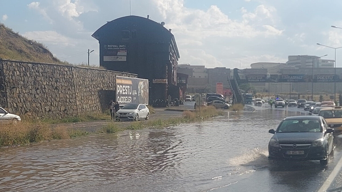 Erzurum’da sağanak yağış sele döndü