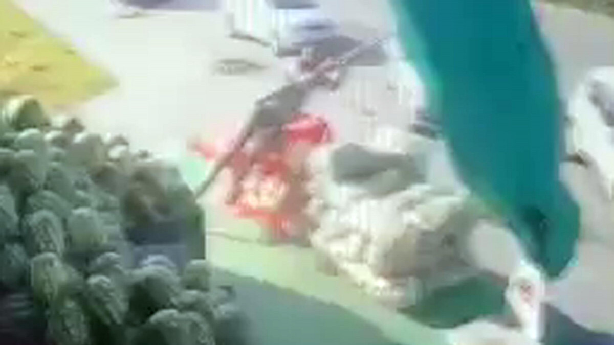 Erzurum’da şemsiye ile uçan esnaf