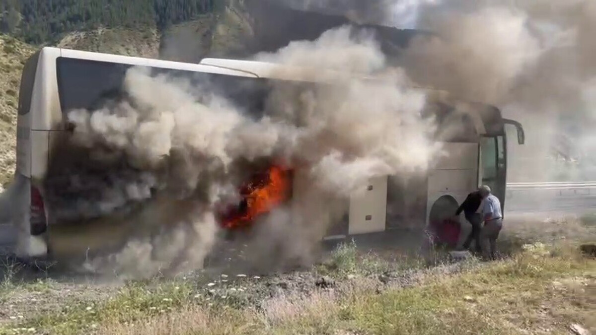 Erzurum’da seyir halindeki yolcu otobüsü alevlere teslim oldu
