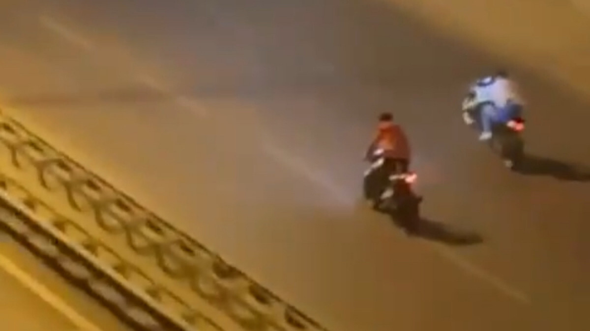 Esenler’de 2 motosikletli ters yönde tek teker üstünde ilerledi