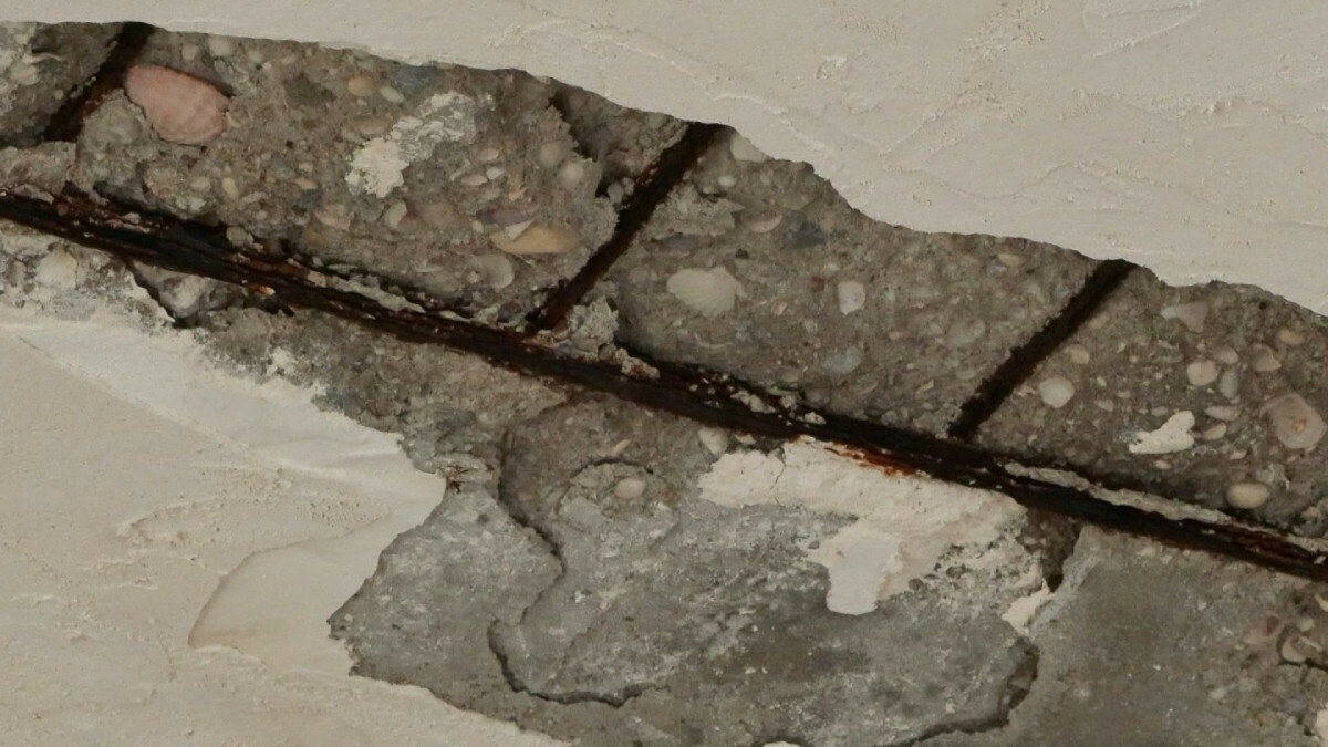 Esenler’de kentsel dönüşüm bekleyenler tedirgin: Rüzgar vursa sallanıyor