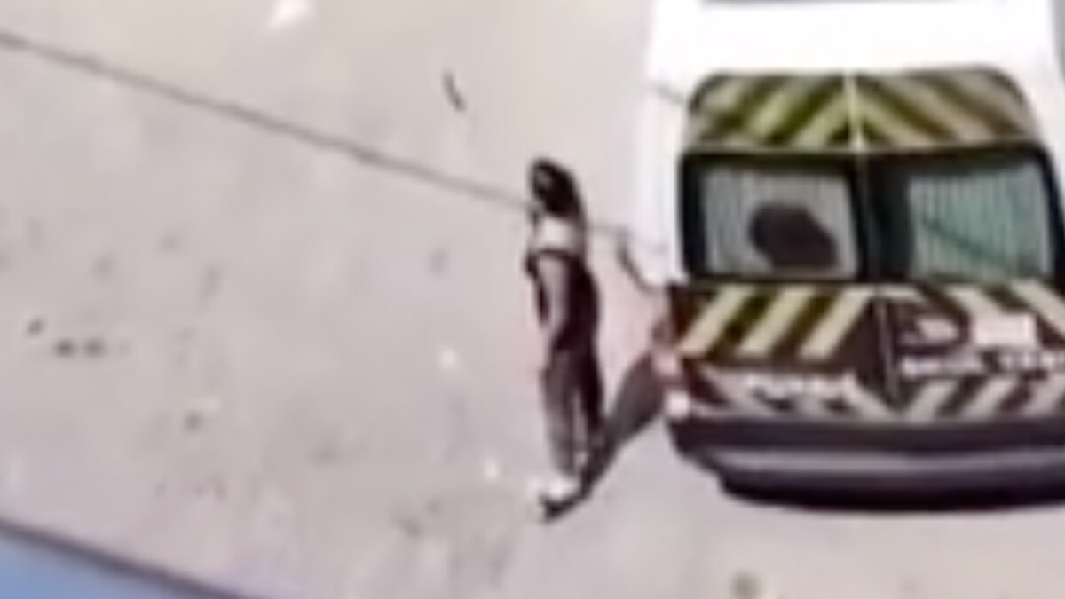 Esenyurt’ta başıboş köpeklerin toplandığını görünce elinde bıçakla sokağa indi