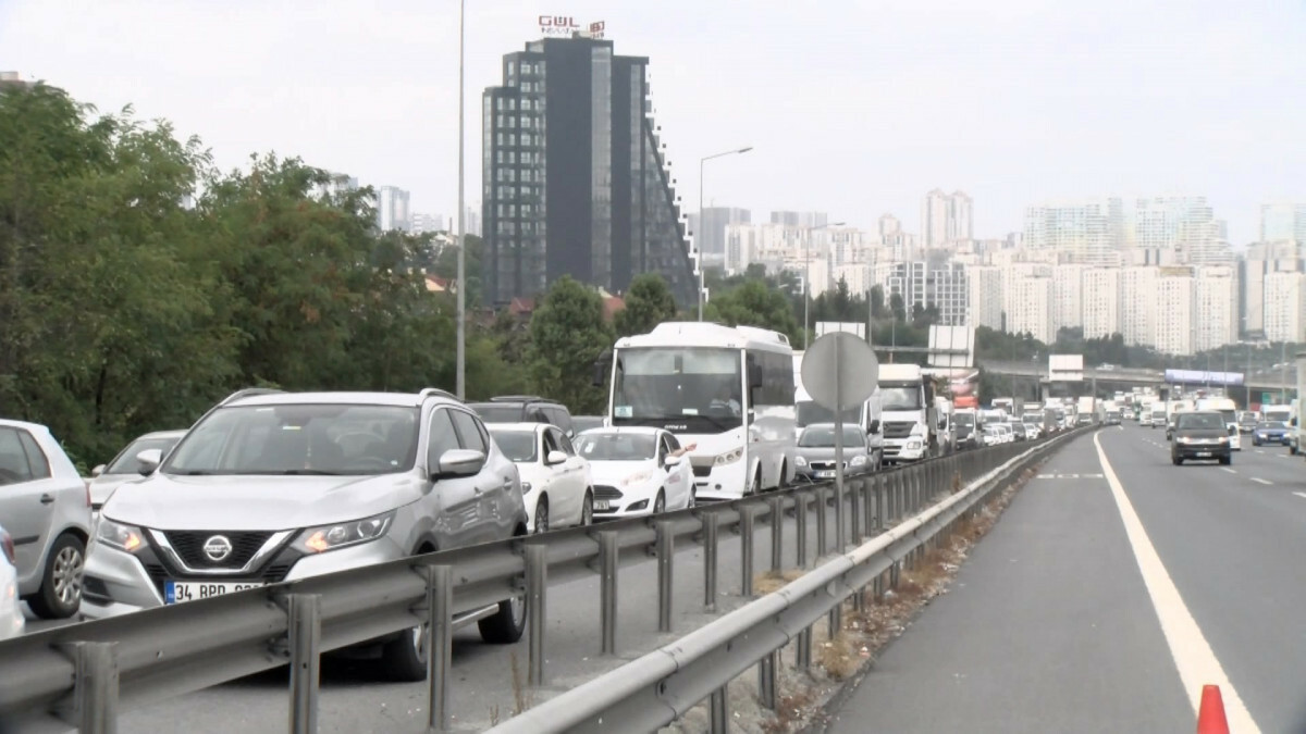 Esenyurt’ta devrilen tır trafiği kilitledi
