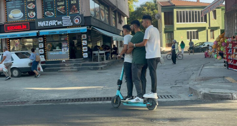 Eskişehir’de 3 arkadaş skuterda tehlikeli yolculuk yaptı