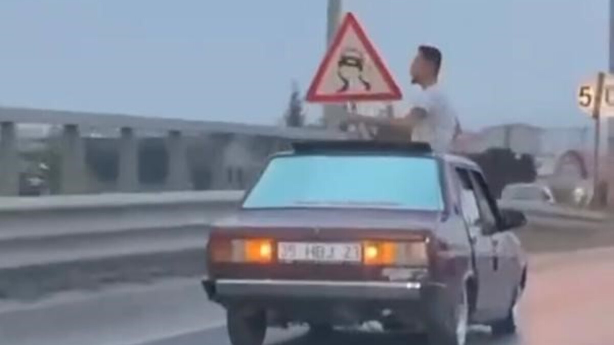 Eskişehir’de seyir halindeki otomobilin üst camından dışarı çıktı