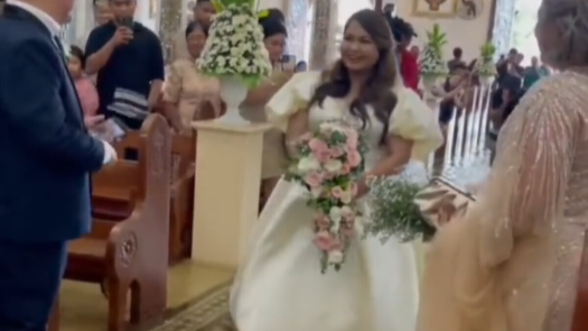 Filipinler’de Doksuri Tayfunu’nun ardından sel suları altında düğün yapıldı