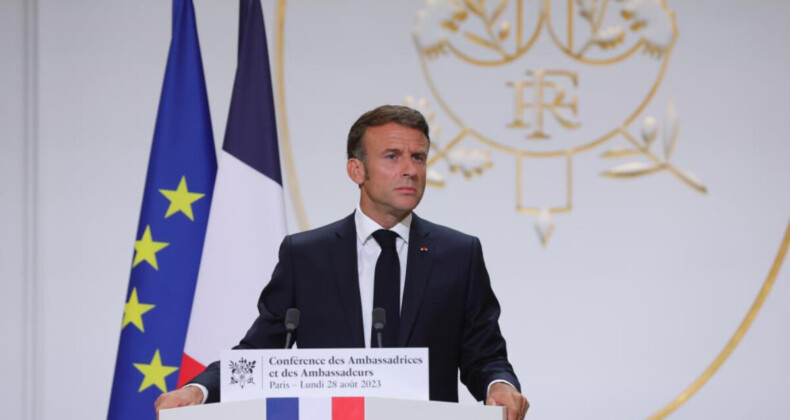 Fransa Cumhurbaşkanı Macron: Büyükelçimiz Nijer’de kalacak