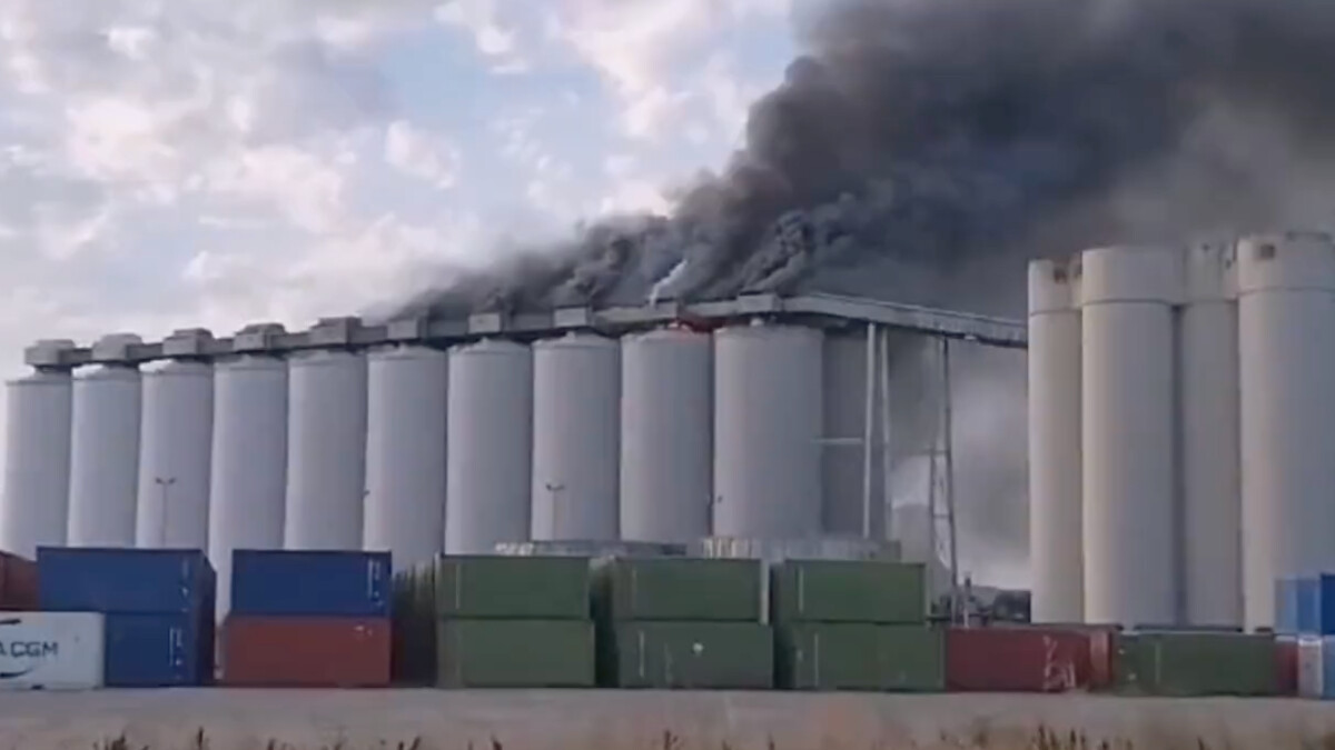 Fransa’da La Rochelle Limanı’ndaki buğday silolarında yangın çıktı