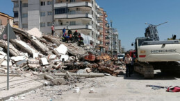 Gaziantep’te iş makinası, yıkımı yapılan binanın altında kaldı