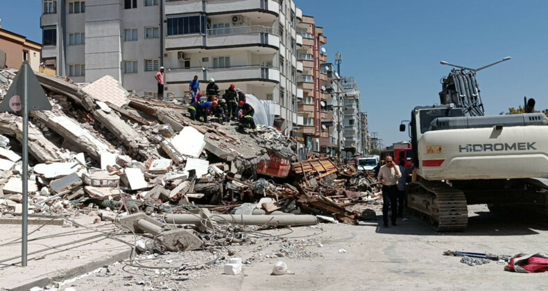 Gaziantep’te iş makinası, yıkımı yapılan binanın altında kaldı