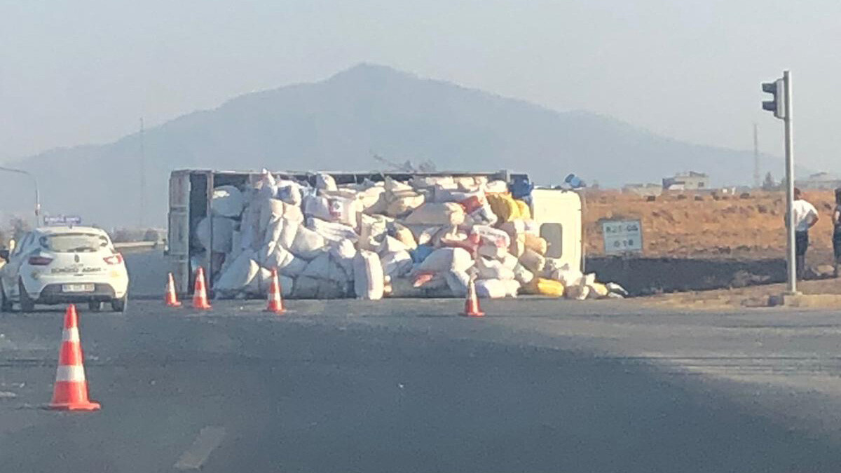 Gaziantep’te otomobille çarpışan kamyon devrildi: 1’i ağır 5 yaralı