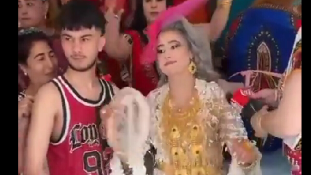 Gelin ve damadı havuzda kolayla yıkadılar! Gören, “Bu nasıl ortam?” dedi!