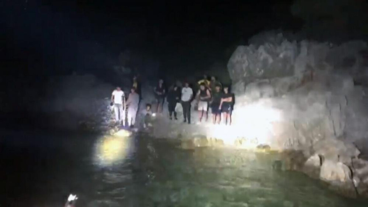 Göçmenleri Yunanistan diye Marmaris’te bir koya bıraktılar