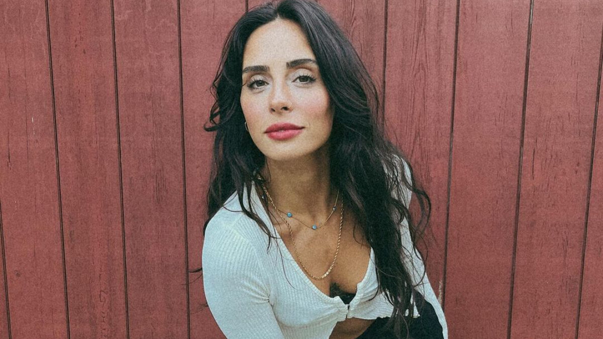 Grup Hepsi’nin Yasemin’i direk dansıyla sosyal medyayı coşturdu! “Yapıyorsun bu sporu”