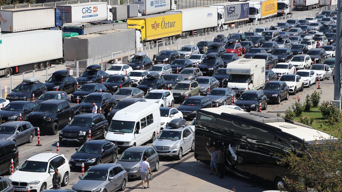 Gurbetçilerin hüzünlü dönüş yolculukları devam ediyor: ‘Buruk şekilde Türkiye’den ayrılıyoruz’