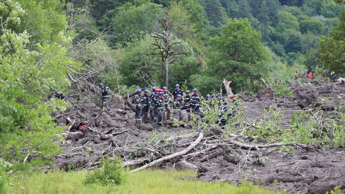 Gürcistan’ın tatil beldesinde heyelan: Can kayıpları yaşandı