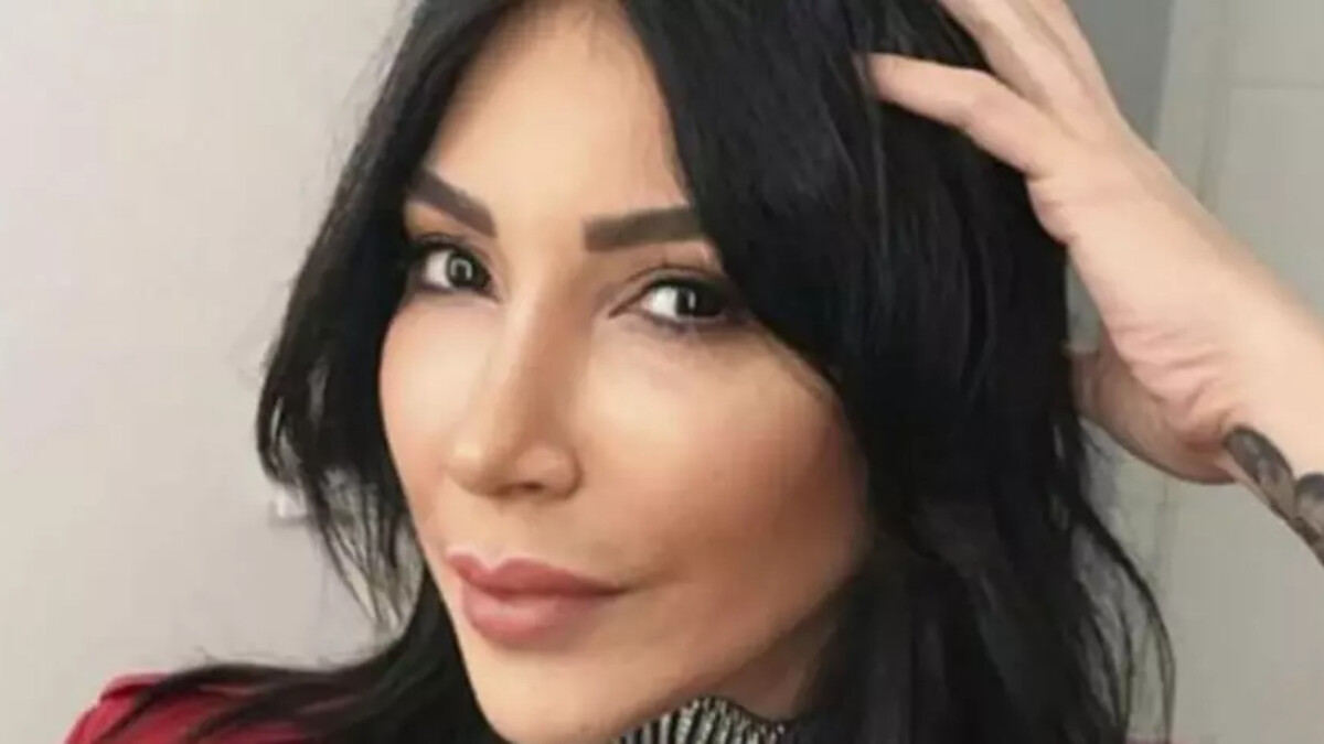 Hande Yener yine tarzıyla olay oldu! Boydan boya peluşa dolandı! Gözlüklerindeki o detay…