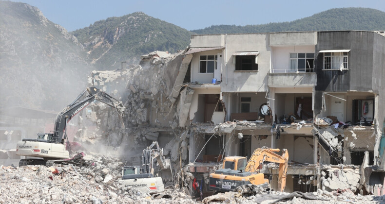 Hatay Basra sıcağında yeniden inşa ediliyor