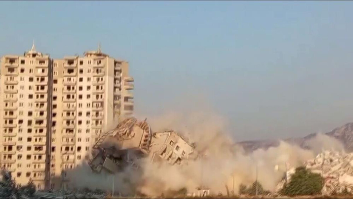 Hatay’da 16 katlı hasarlı rezidans dinamitle patlatıldı: O anlar kamerada