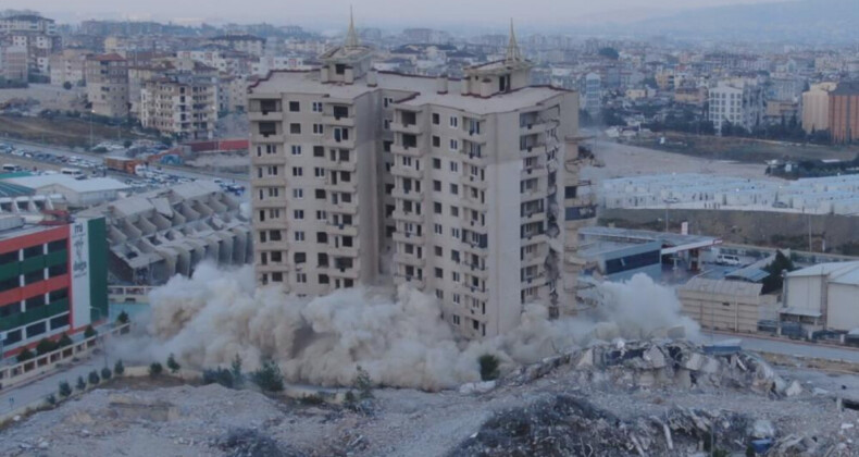 Hatay’da 16 katlı rezidansın son bloğu da yerle bir oldu