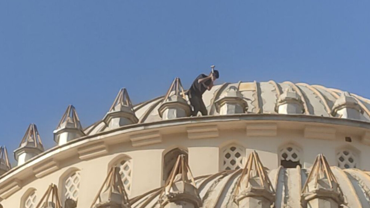 Hatay’da alüminyum için hasarlı cami kubbesine çıktılar