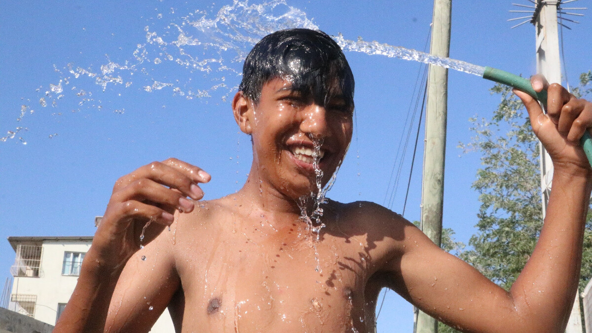 Hatay’da bunaltıcı sıcaklar etkili: Depremzedeler çeşmede serinliyor