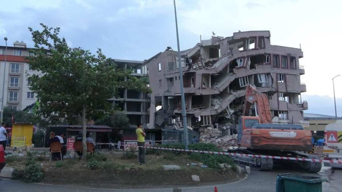 Hatay’da hasarlı binanın yıkılışını izlemek için sandalyeleriyle geldiler