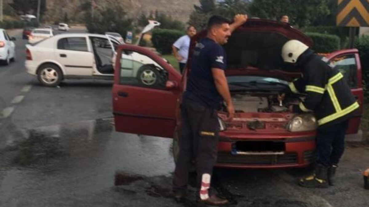 Hatay’da iki otomobil çarpıştı: 5 kişi yaralandı