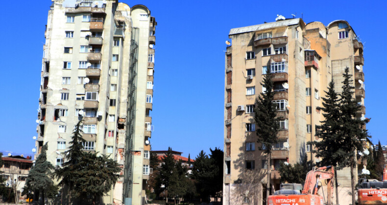 Hatay’da karbon fiberle güçlendirildiği için depremde ayakta kalan bina yıkıldı