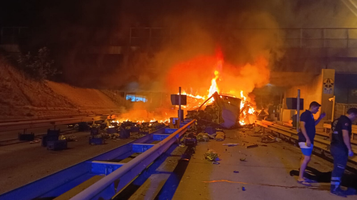 Hatay’da otoban gişelerinde kaza: Yanan kamyonet kullanılamaz hale geldi